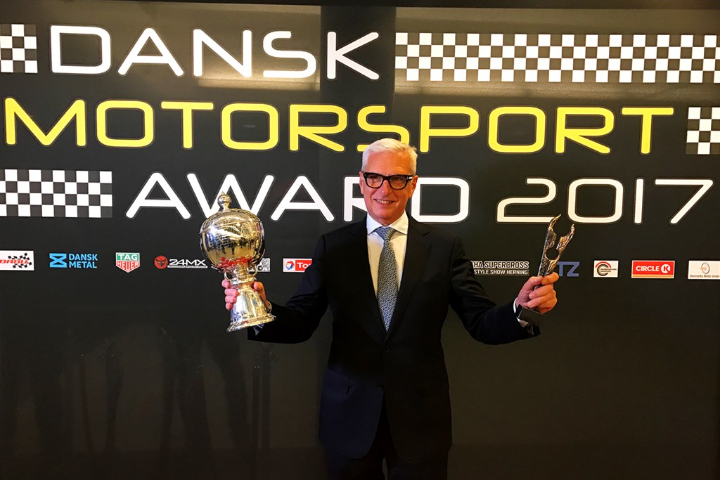 Christina Nielsens far, den tidligere Le Mans kører Lars Erik Nielsen, med Christinas to flotte priser
(Foto: Jan Kaiser)